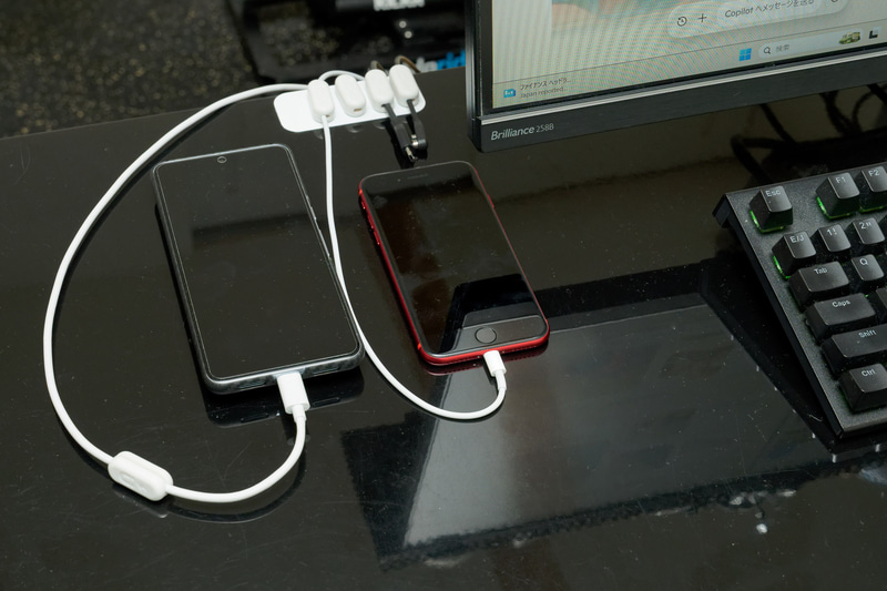 ケーブルを引き出してスマホを充電