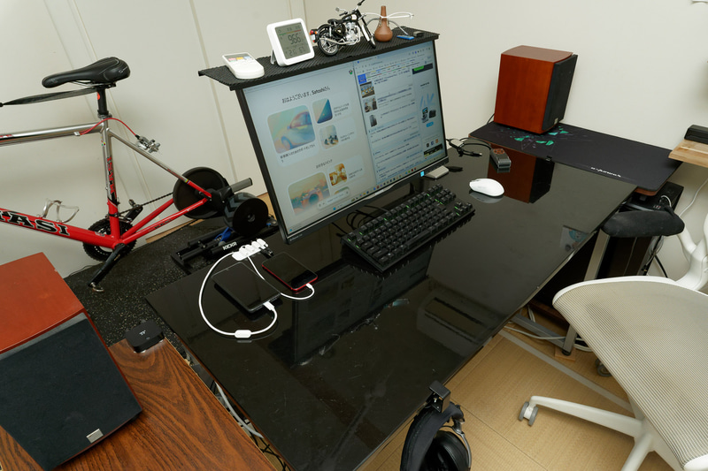 ケーブルホルダーを追加した結果。広々としたデスクになった