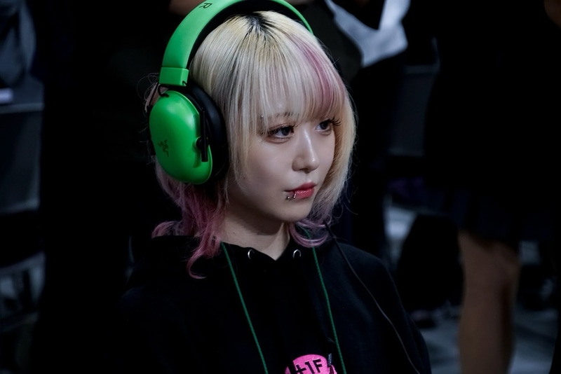 試合中の桃井ルナ。真剣なまなざしで、画面内の動きに神経を集中させている