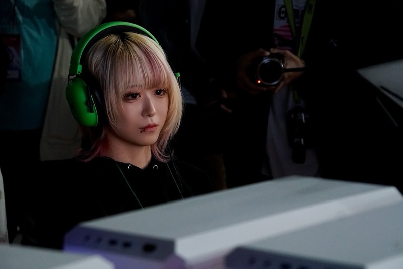 試合中の桃井ルナ。真剣なまなざしで、画面内の動きに神経を集中させている