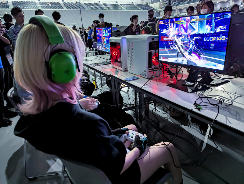 試合中の桃井ルナ。真剣なまなざしで、画面内の動きに神経を集中させている