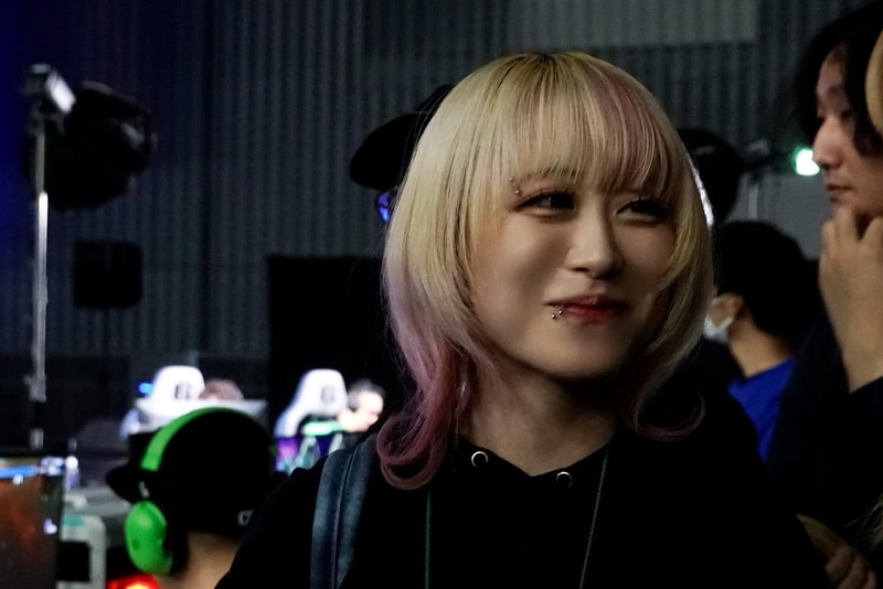 勝利し笑みを浮かべる