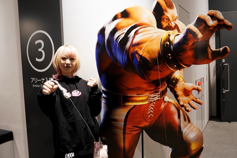 等身大のザンギエフパネルとツーショット