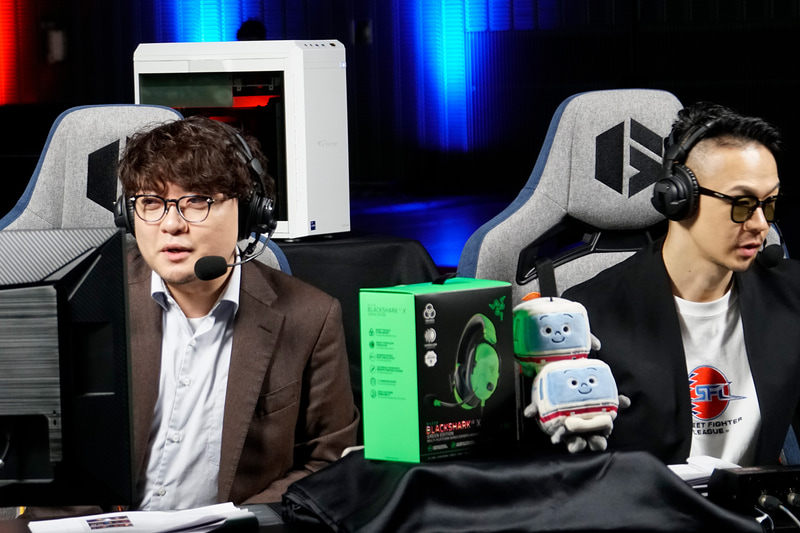 実況席にも展示。左側はふり～だ氏、右側はハメコ。氏