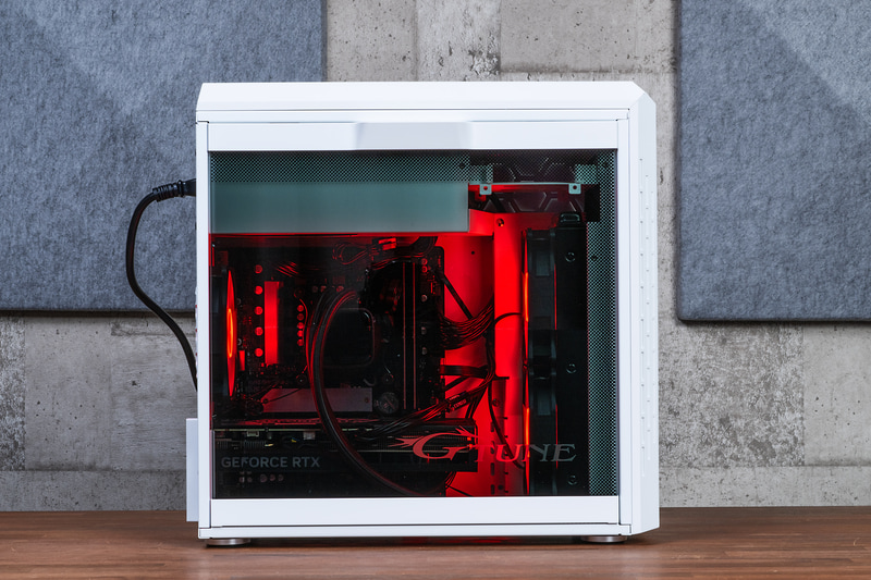 左側面は強化ガラス仕様でファンには赤色LEDを搭載と演出面も楽しい