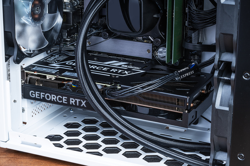 レビュー機材では、ビデオカードにツインファンのタイプが搭載されていた