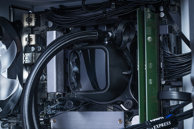 CPUクーラーには24cmクラスの簡易水冷クーラーが採用されており、高い冷却力が確保されている