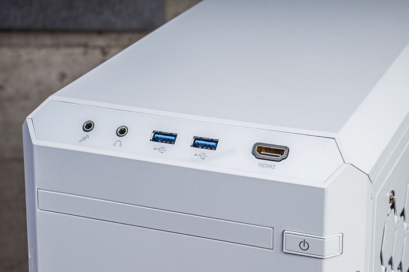 フロントの上部にはUSB 3.2 Gen 1 2基、マイク入力、ヘッドフォン出力、HDMI出力を搭載