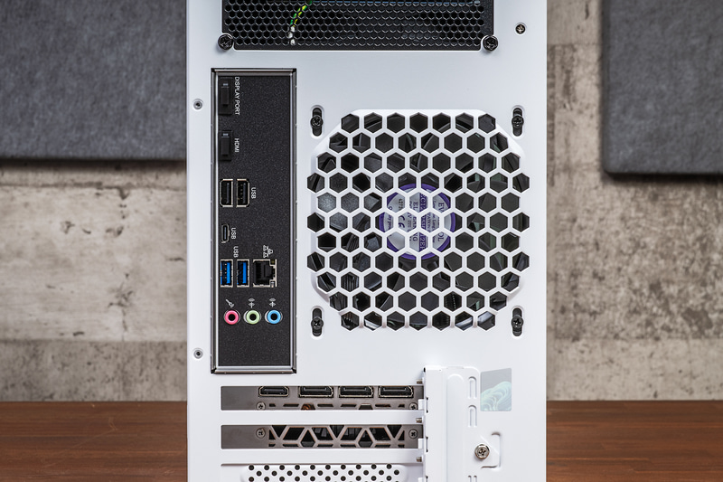 背面の端子類。ビデオカードはDisplayPort 3基、HDMIの映像出力を用意。USBにはUSB 3.2 Gen 2x2 Type-Cも備わっている