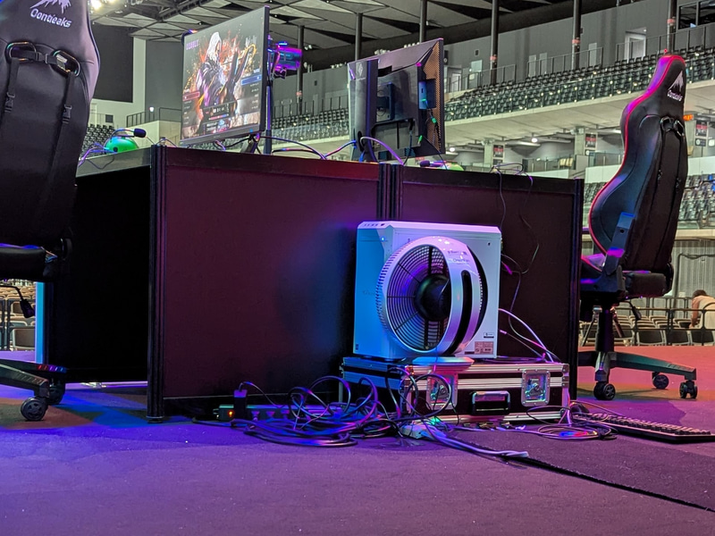 「CAPCOM Pro Tour 2024 SUPER PREMIER JAPAN」終了後の舞台裏より。本大会の優勝はREJECT所属のときど選手だったが、決勝戦で使用されていたゲーミングPCも実はマウスコンピューターのゲーミングデスクトップPC「<a href="https://www.mouse-jp.co.jp/store/g/ggtune-dgi7g6tb7adcw101deccpt/?adid=pa_pcwt_241128_capcomprotour&utm_source=pcwatch&utm_medium=content-text&utm_campaign=241128_capcomprotour&utm_content=pr" class="n" target="_blank">G-Tune DG-I7G6T</a>」だった！