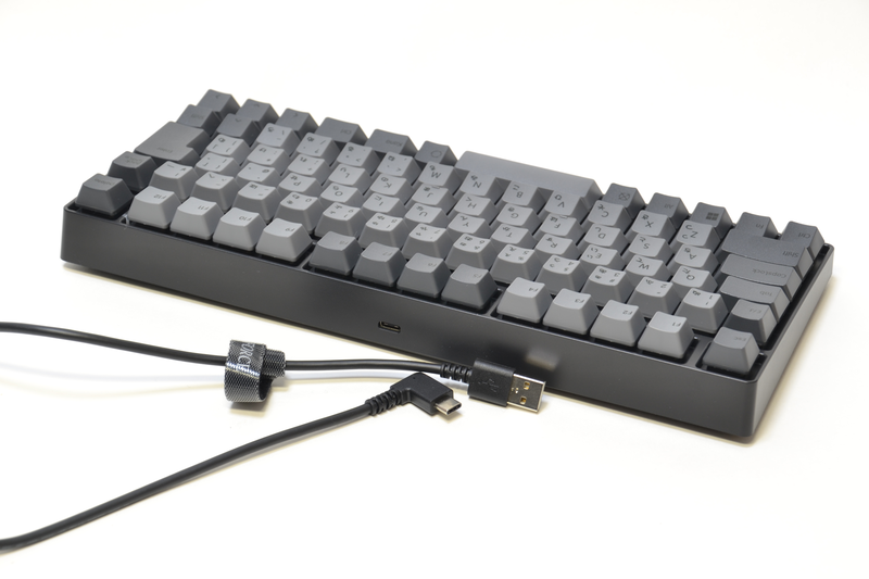 USBケーブルは本体奥の中央部から出る。L字コネクタのUSB Type-Cケーブルも付属(PC接続側はType-A)