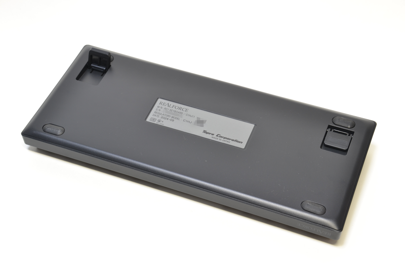 底面には四隅にゴム足が。チルトスタンドは1段のみ