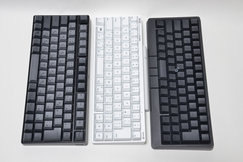 奥を合わせた状態で3台を並べた。左からREALFORCE RC1、HHKB Professional HYBRID Type-S、HHKB Studio