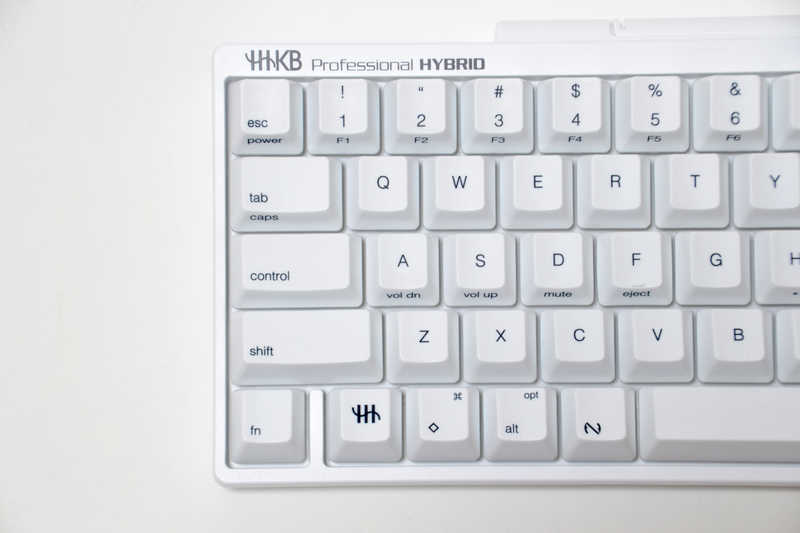 HHKB Professional HYBRID Type-Sは、Caps Lockキーの代わりにControlキーがある、“HH”ロゴキー(全角/半角キーが設定)がある、Ctrlキーの代わりにFnキーがあるなど、全般的に特殊な配置