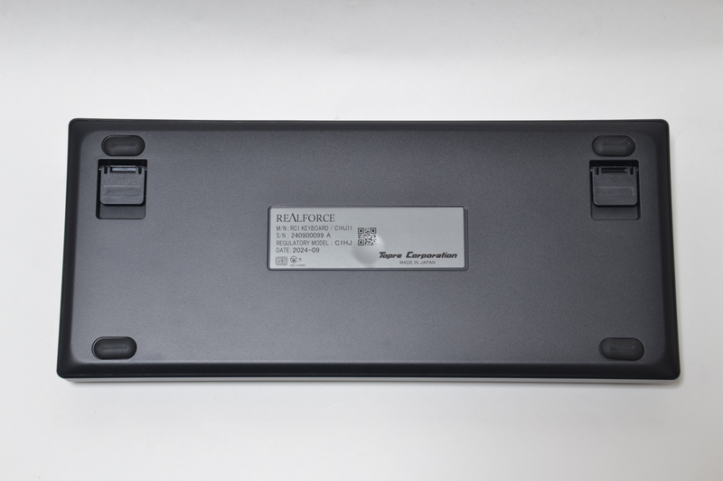 REALFORCE RC1はソフトウェアで設定するため、DIPスイッチのようなものは搭載されていない