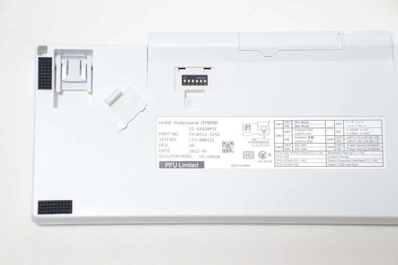 HHKB Professional HYBRID Type-Sは、裏面に小さな蓋があり、その中にDIPスイッチが入っている。スイッチの機能は裏面に書かれており、ControlやFnキーなどの設定も可能だ