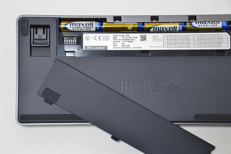 HHKB Studioは、大きな裏蓋を開けた先にDIPスイッチがある