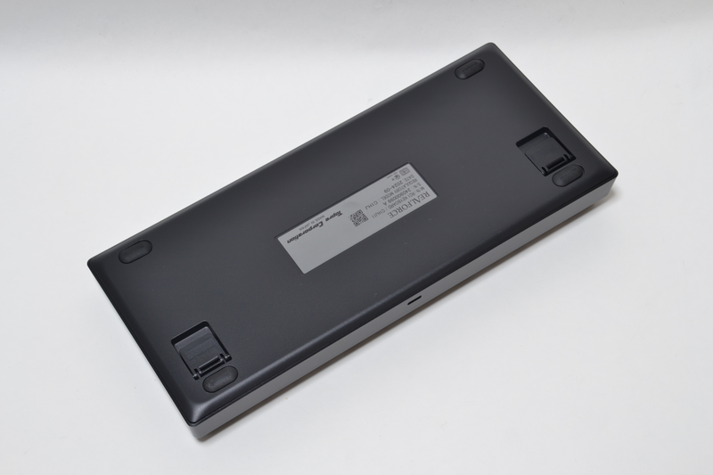 REALFORCE RC1は内蔵式充電池で、外からは見えない