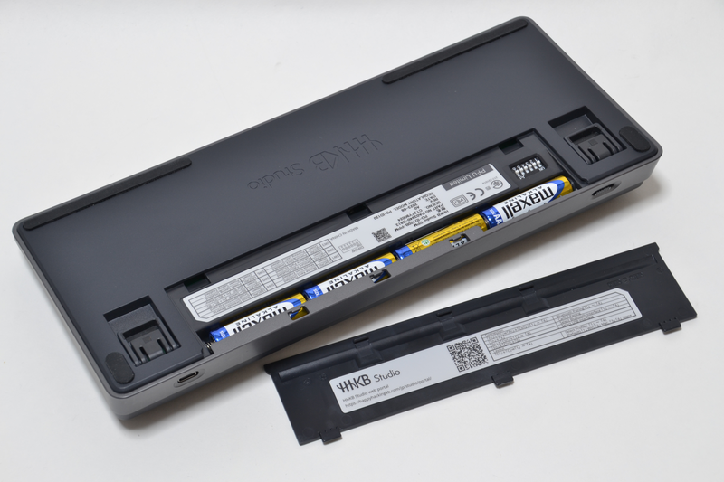 HHKB Studioは裏蓋を開けて電池を収納する