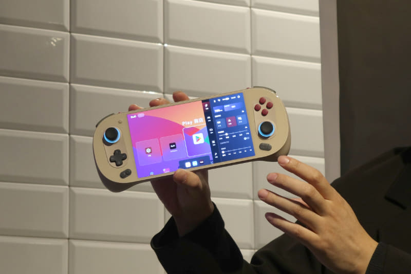 発表会でAYANEO Pocket EVOを手にするArthur Zhang CEO