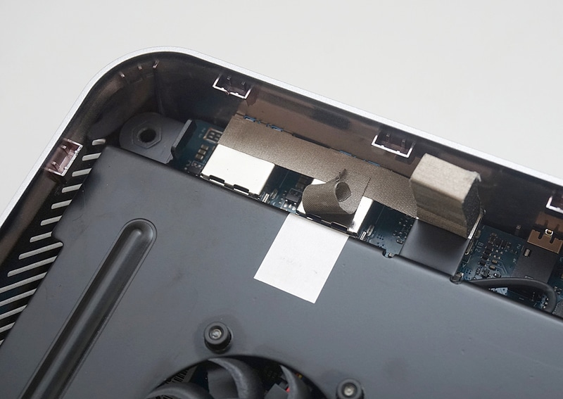 金属プレートを仮止めしている絶縁シールをはがそう