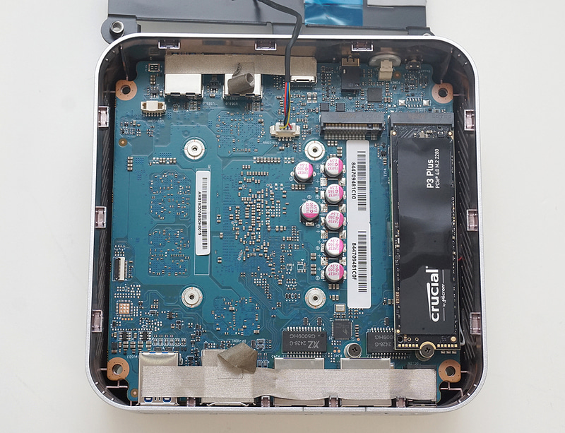 内部はこんな感じで、ユーザーが利用できるのは2基のM.2スロットのみとなる