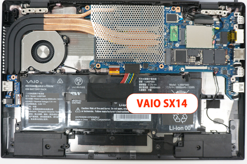 VAIO SX14-Rの内部は左右端まで基板が広がっているが、VAIO SX14は基板が12.5型ベースのため、ファンやバッテリの横などに隙間がある