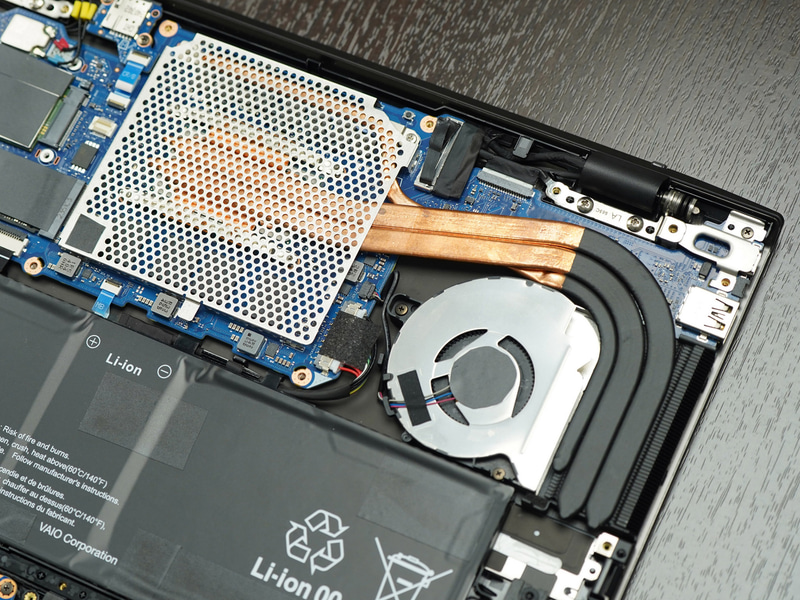 Core Ultraおよび電源周りは3本のヒートパイプとファンで冷却する設計