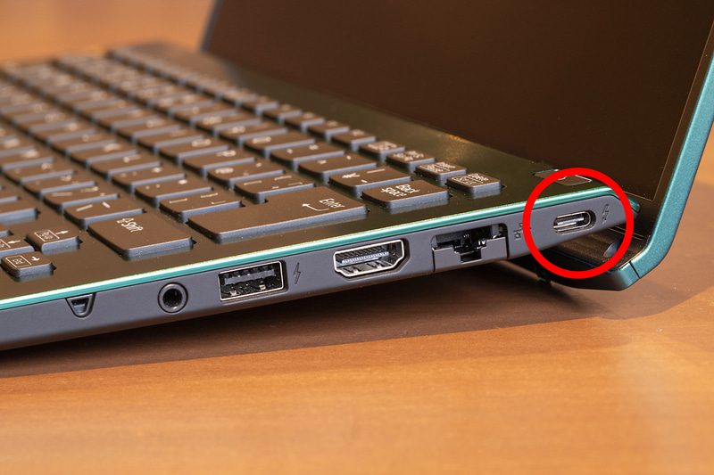 左右に1つずつ設けられたThunderbolt 4(USB Type-C)ポート