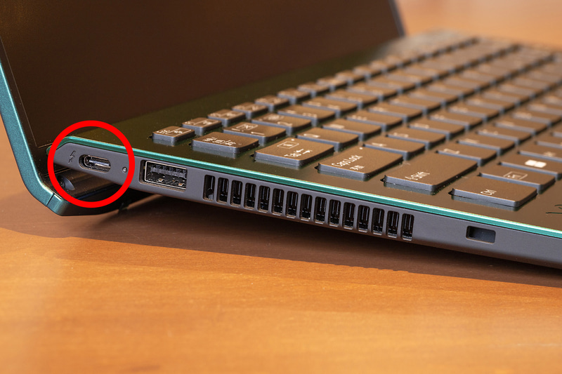 左右に1つずつ設けられたThunderbolt 4(USB Type-C)ポート