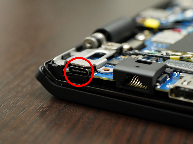 内部では基板に直付けされている