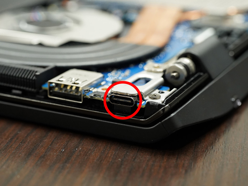 内部では基板に直付けされている