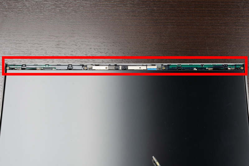 狭額縁でありながら、ディスプレイ上部の両側にアンテナ、中央にカメラユニットを詰め込んだ