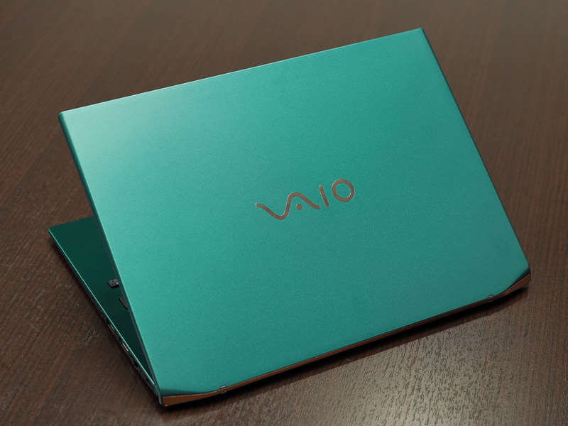 熱可塑性カーボンを採用した天板