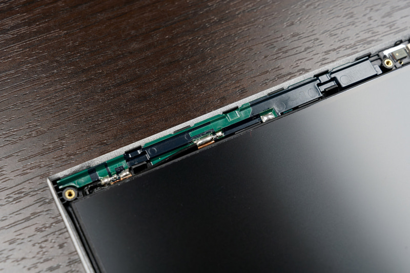 狭額縁の左右に収められたアンテナ