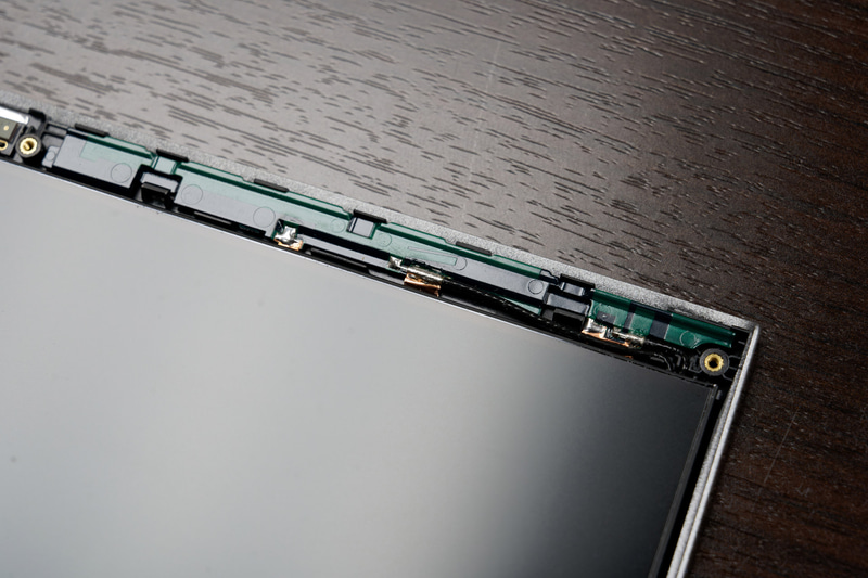 狭額縁の左右に収められたアンテナ