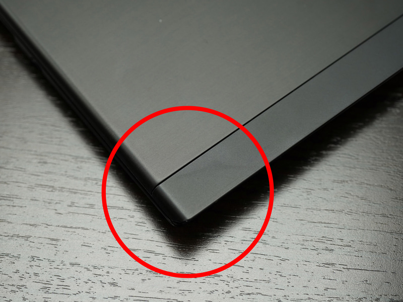 VAIO SX14の現行モデルの天板。熱硬化性カーボンを使用しているため割り線があり、この下側のエリアにアンテナなどが収められている