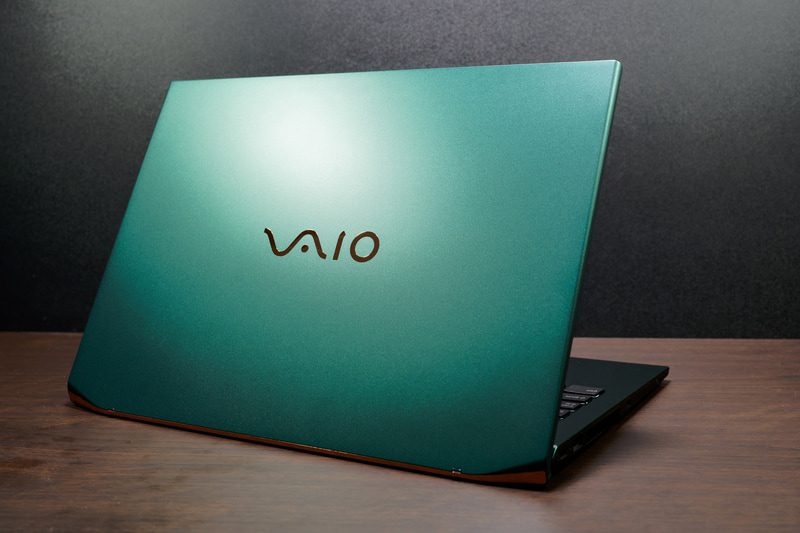 割り線のないVAIO SX14-Rの熱可塑性カーボンの天板。一枚板のすっきりしたデザインに