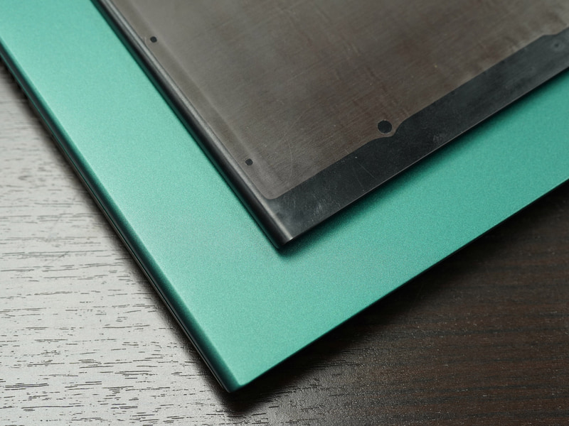 塗装前(右上)の黒く見える部分が樹脂で、天板の熱可塑性カーボンとしっかり結合している。単純な直線ではなくやや複雑な形状になっていることも分かる