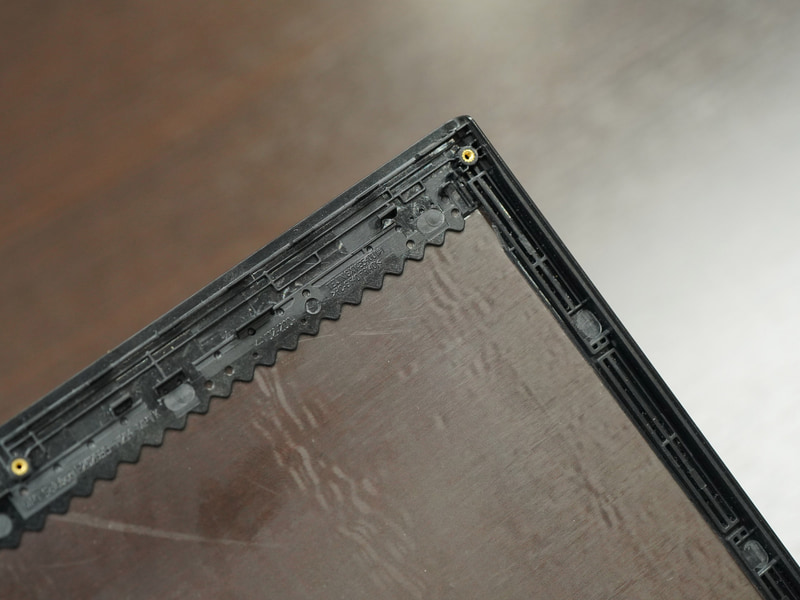 天板裏側のアンテナ類が収められている箇所。樹脂素材は電波を通すために必要。カーボンだけでは実現不可能