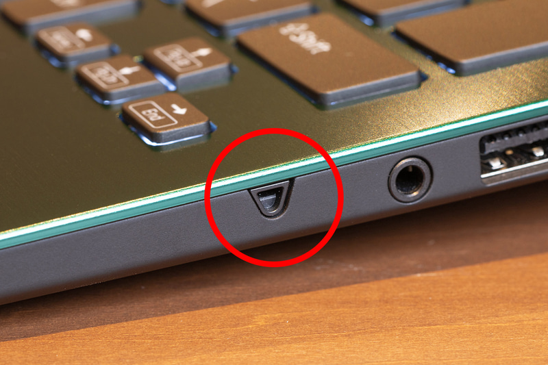 筐体右側面に設けられた「3つ目のマイク」