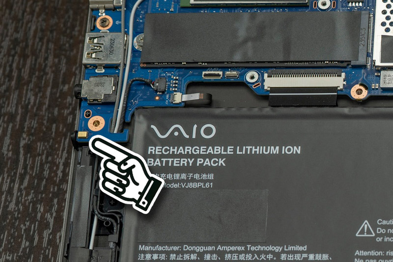 小さな金色の部品が3つ目のマイク