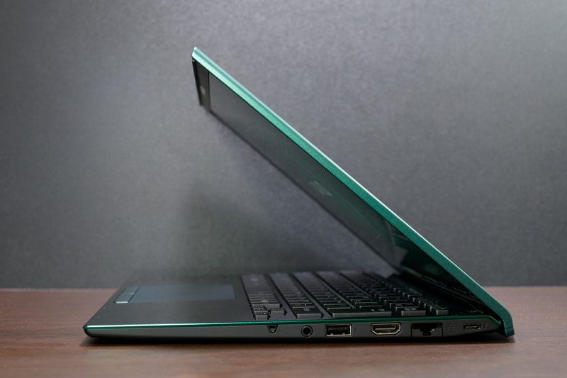 画面を閉じかけた状態ではステレオマイクが3つ目のマイクより手前に来てしまうため、正しく機能しないことがある