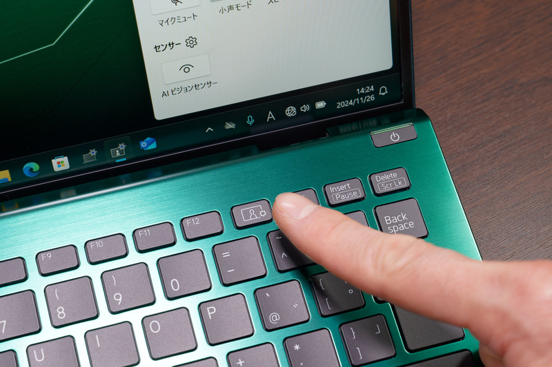 ファンクションキーの右側にあるボタンから「VAIO オンライン会話設定」を即座に起動できる