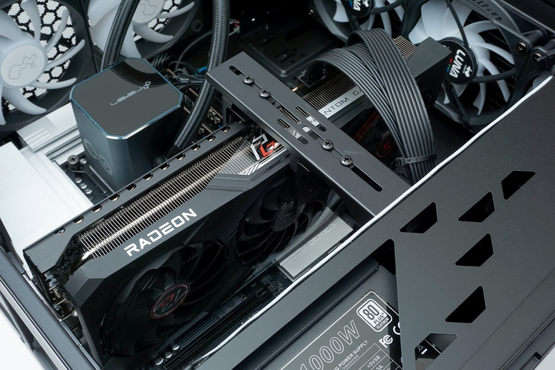 ビデオカードにはASRockのRadeon RX 7900 XTX Phantom Gaming 24GB OCが搭載されていた。補助電源は8ピン×3仕様だ