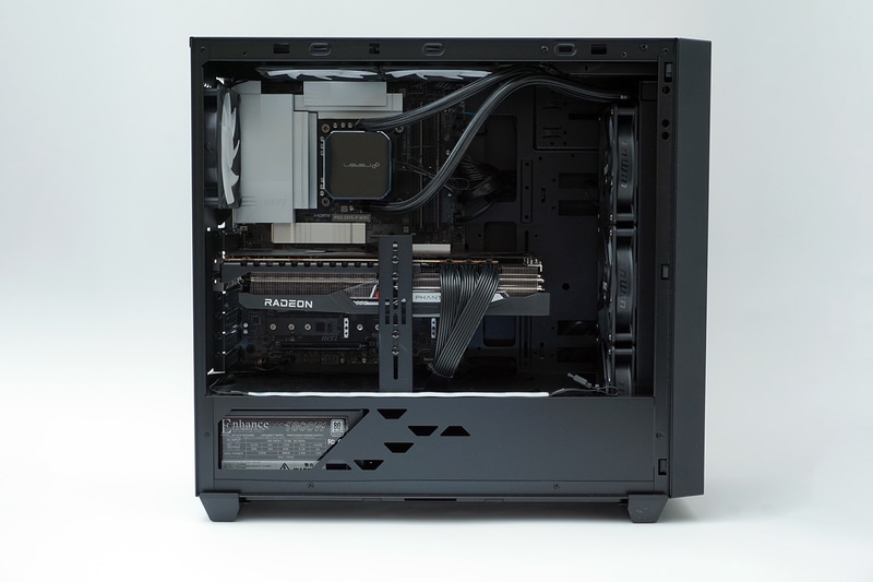 PCケースの内部。ケーブル類はキレイにまとめられており、エアフローは良好だ