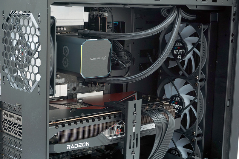 CPUクーラーには36cmクラスの大型簡易水冷を採用している