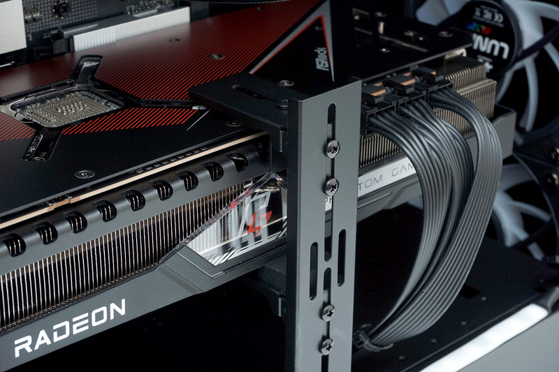 ビデオカードはガッチリとサポートステイで固定されていた。大型カードだけに安心のポイントだ