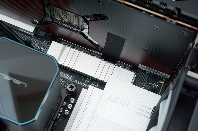 NVMe SSDには厚みのあるヒートシンクが取り付けられており、熱対策は万全と言える