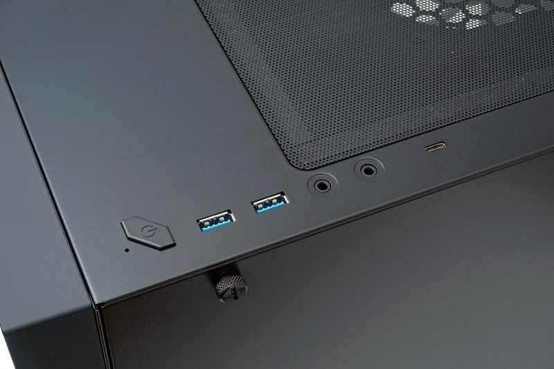 天面にはヘッドフォン出力、マイク入力、USB 3.2 Gen 1 2基、USB 3.2 Gen 1 Type-Cが備わっている